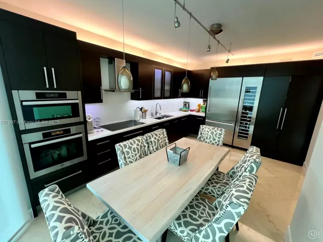 2-bedroom condo for rent in Miami Beach - 300 S Pointe Dr 2806 - MondialRealty