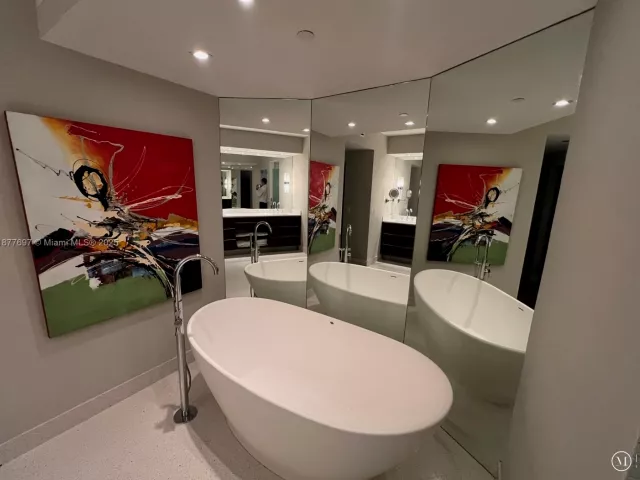 2-bedroom condo for rent in Miami Beach - 300 S Pointe Dr 2806 - MondialRealty