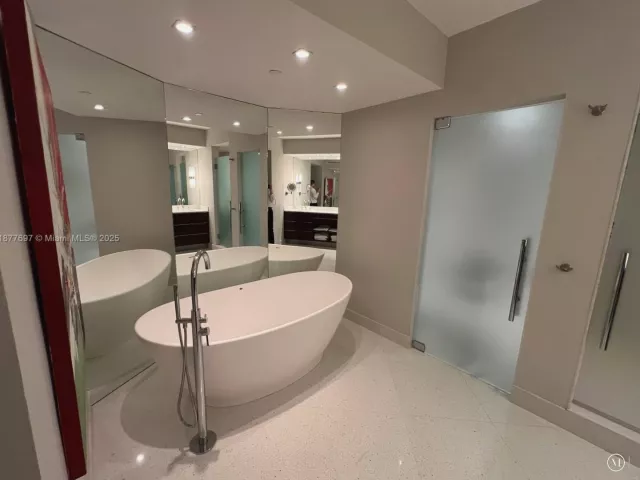 2-bedroom condo for rent in Miami Beach - 300 S Pointe Dr 2806 - MondialRealty