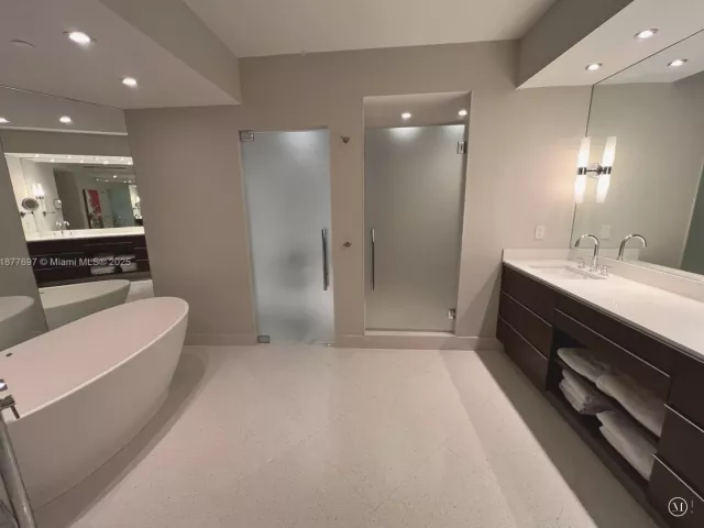 2-bedroom condo for rent in Miami Beach - 300 S Pointe Dr 2806 - MondialRealty