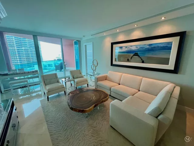 2-bedroom condo for rent in Miami Beach - 300 S Pointe Dr 2806 - MondialRealty