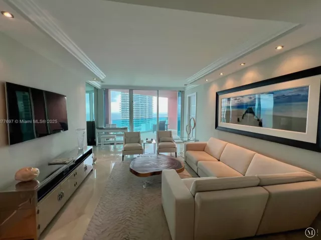 2-bedroom condo for rent in Miami Beach - 300 S Pointe Dr 2806 - MondialRealty