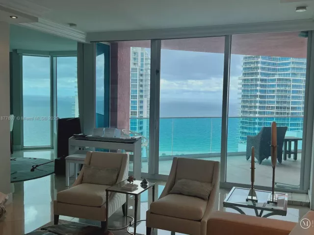 2-bedroom condo for rent in Miami Beach - 300 S Pointe Dr 2806 - MondialRealty