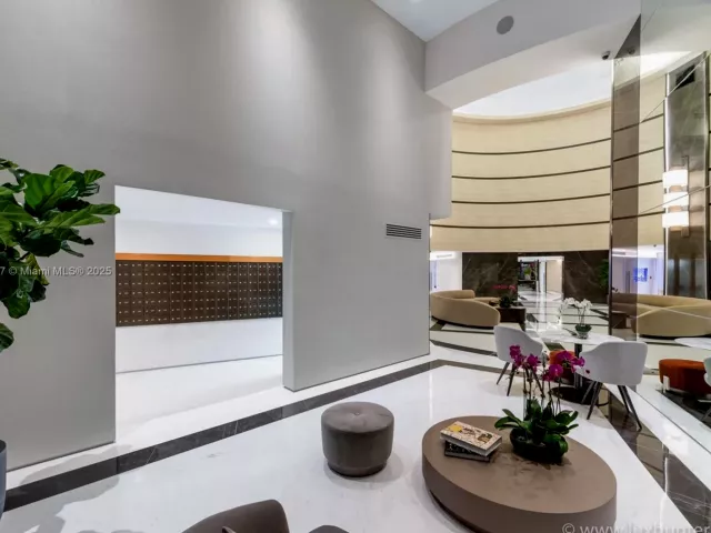 2-bedroom condo for rent in Miami Beach - 300 S Pointe Dr 2806 - MondialRealty