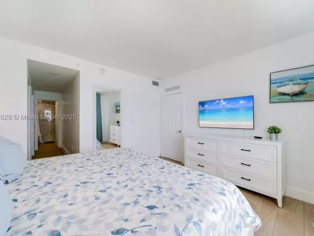 1-bedroom condo for sale in Miami Beach - 5601 Collins Ave 1011 - MondialRealty