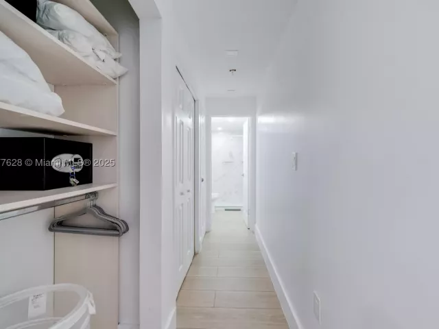 1-bedroom condo for sale in Miami Beach - 5601 Collins Ave 1011 - MondialRealty