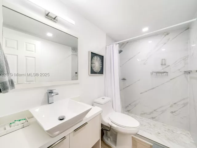 1-bedroom condo for sale in Miami Beach - 5601 Collins Ave 1011 - MondialRealty