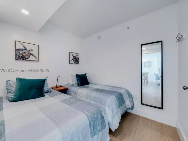 1-bedroom condo for sale in Miami Beach - 5601 Collins Ave 1011 - MondialRealty