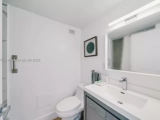 1-bedroom condo for sale in Miami Beach - 5601 Collins Ave 1011 - MondialRealty