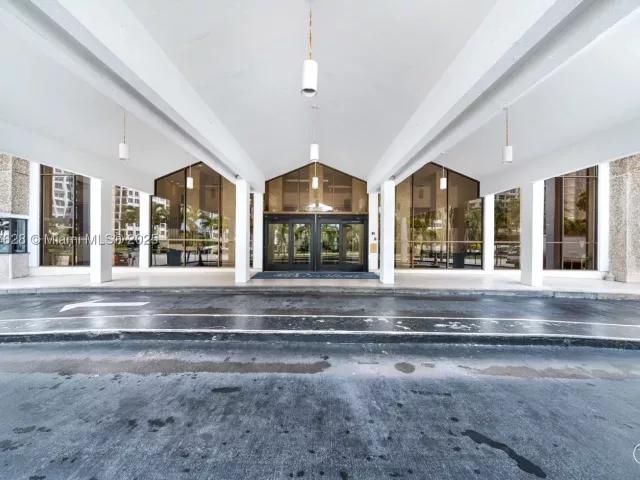 1-bedroom condo for sale in Miami Beach - 5601 Collins Ave 1011 - MondialRealty