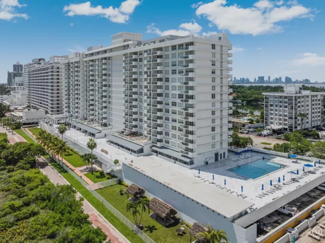 1-bedroom condo for sale in Miami Beach - 5601 Collins Ave 1011 - MondialRealty