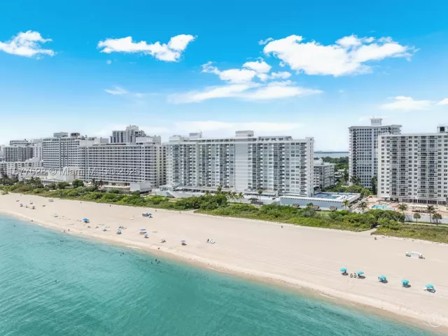 1-bedroom condo for sale in Miami Beach - 5601 Collins Ave 1011 - MondialRealty