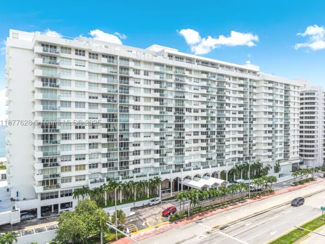 1-bedroom condo for sale in Miami Beach - 5601 Collins Ave 1011 - MondialRealty