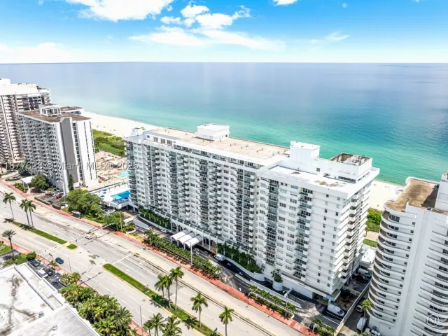 1-bedroom condo for sale in Miami Beach - 5601 Collins Ave 1011 - MondialRealty