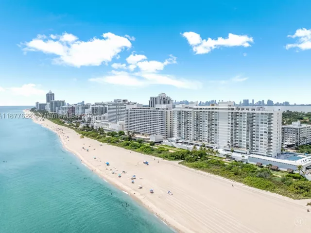 1-bedroom condo for sale in Miami Beach - 5601 Collins Ave 1011 - MondialRealty