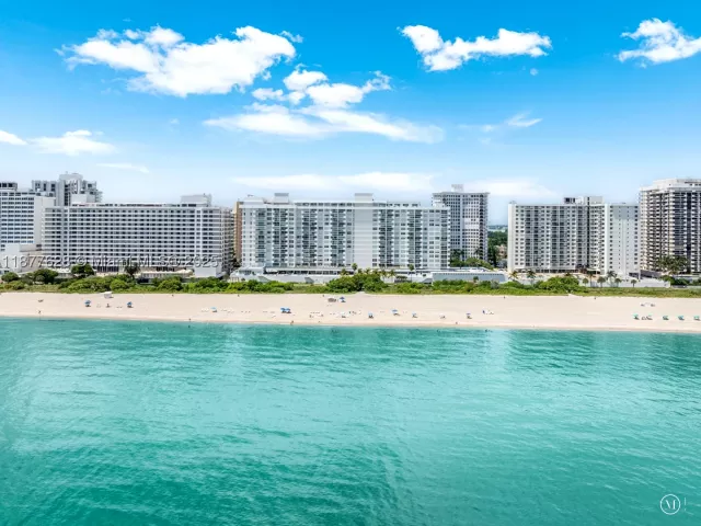 1-bedroom condo for sale in Miami Beach - 5601 Collins Ave 1011 - MondialRealty