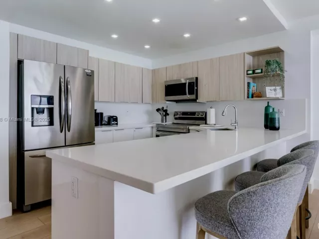 2-bedroom condo for sale in Miami Beach - 5601 Collins Ave 1011 - MondialRealty