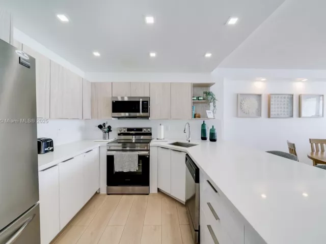 2-bedroom condo for sale in Miami Beach - 5601 Collins Ave 1011 - MondialRealty