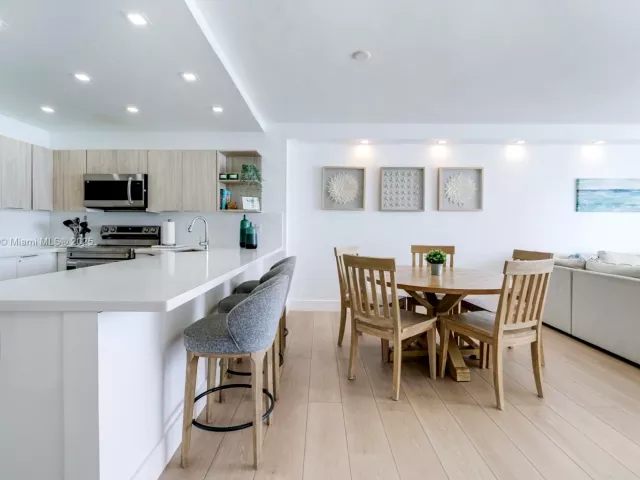 2-bedroom condo for sale in Miami Beach - 5601 Collins Ave 1011 - MondialRealty