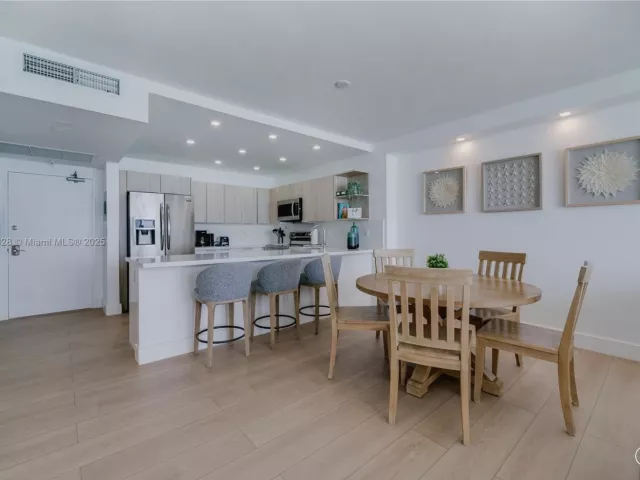 2-bedroom condo for sale in Miami Beach - 5601 Collins Ave 1011 - MondialRealty