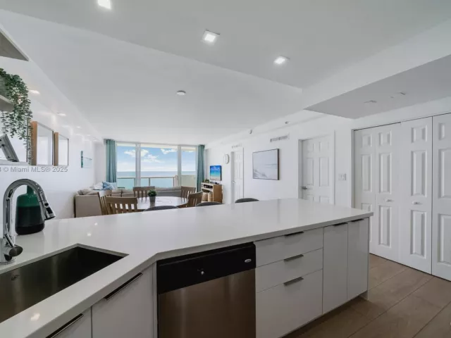 2-bedroom condo for sale in Miami Beach - 5601 Collins Ave 1011 - MondialRealty