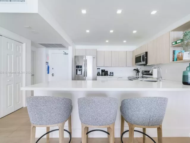 2-bedroom condo for sale in Miami Beach - 5601 Collins Ave 1011 - MondialRealty