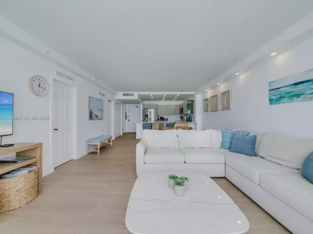 2-bedroom condo for sale in Miami Beach - 5601 Collins Ave 1011 - MondialRealty