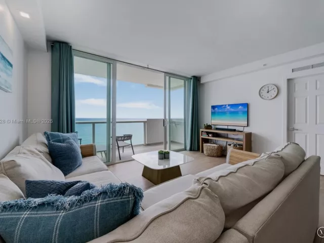2-bedroom condo for sale in Miami Beach - 5601 Collins Ave 1011 - MondialRealty