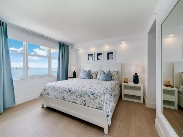 2-bedroom condo for sale in Miami Beach - 5601 Collins Ave 1011 - MondialRealty