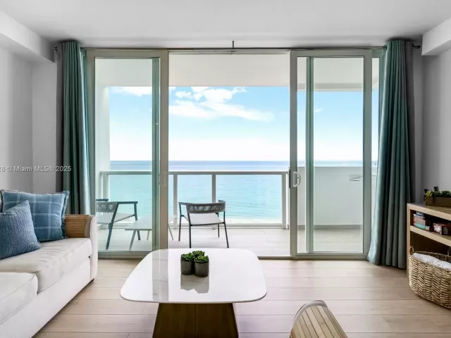 2-bedroom condo for sale in Miami Beach - 5601 Collins Ave 1011 - MondialRealty