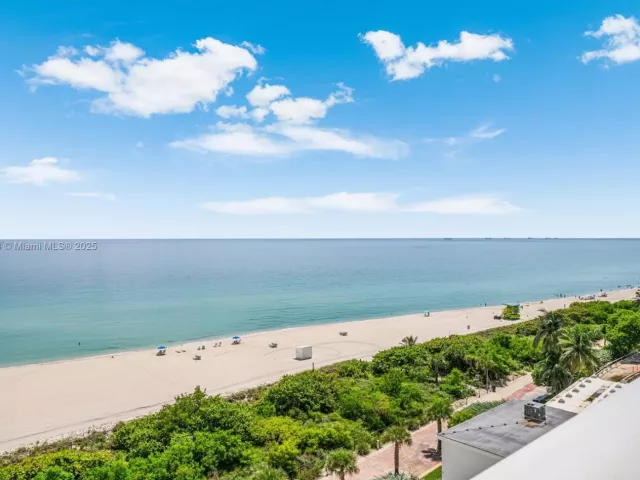 2-bedroom condo for sale in Miami Beach - 5601 Collins Ave 1011 - MondialRealty