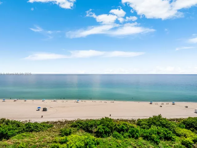 2-bedroom condo for sale in Miami Beach - 5601 Collins Ave 1011 - MondialRealty