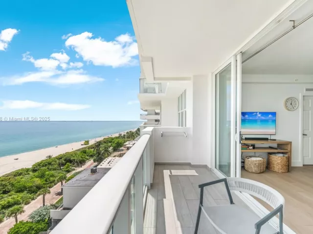 2-bedroom condo for sale in Miami Beach - 5601 Collins Ave 1011 - MondialRealty