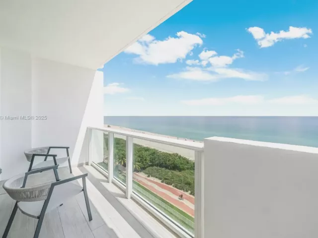 2-bedroom condo for sale in Miami Beach - 5601 Collins Ave 1011 - MondialRealty