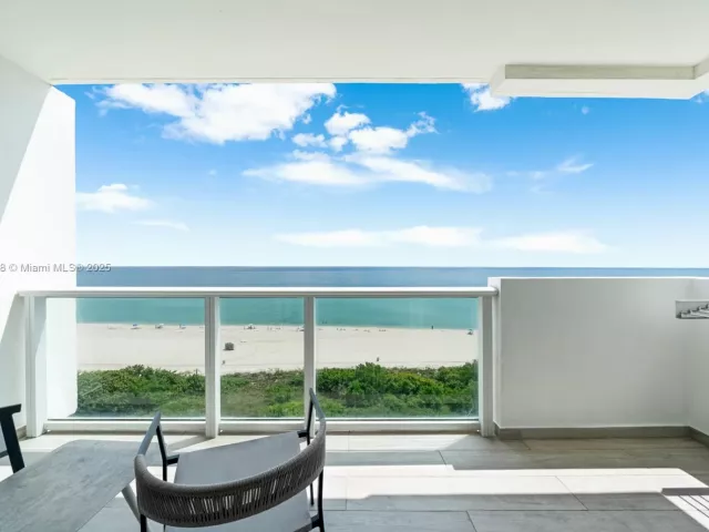 2-bedroom condo for sale in Miami Beach - 5601 Collins Ave 1011 - MondialRealty