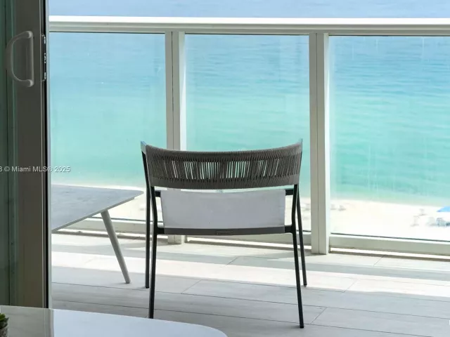 2-bedroom condo for sale in Miami Beach - 5601 Collins Ave 1011 - MondialRealty