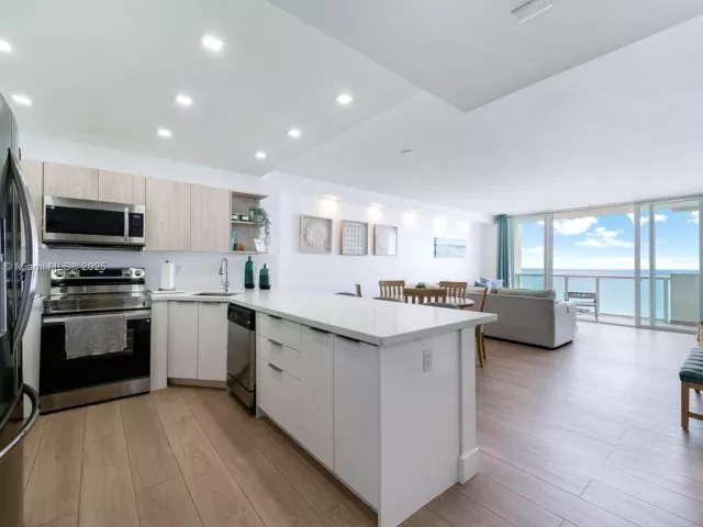 2-bedroom condo for sale in Miami Beach - 5601 Collins Ave 1011 - MondialRealty