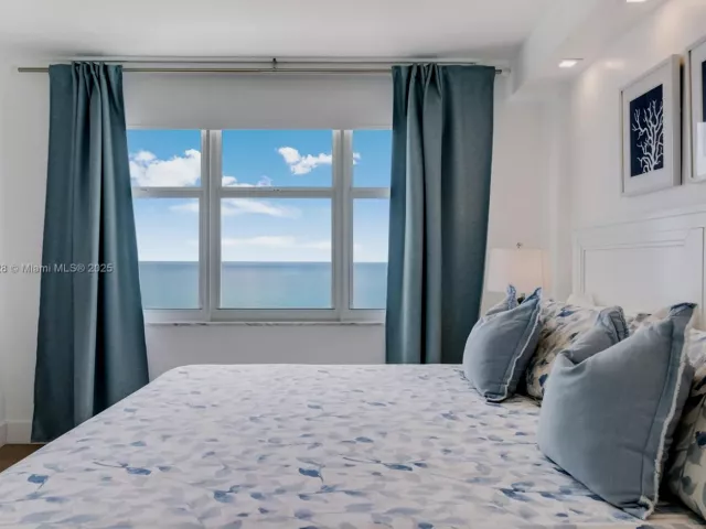 2-bedroom condo for sale in Miami Beach - 5601 Collins Ave 1011 - MondialRealty