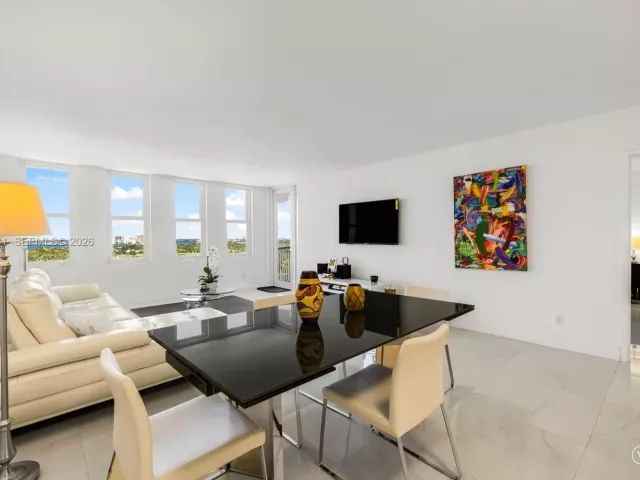 1-bedroom condo for rent in Miami Beach - 5401 Collins Ave 1231 - MondialRealty