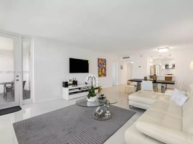 1-bedroom condo for rent in Miami Beach - 5401 Collins Ave 1231 - MondialRealty