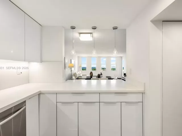1-bedroom condo for rent in Miami Beach - 5401 Collins Ave 1231 - MondialRealty
