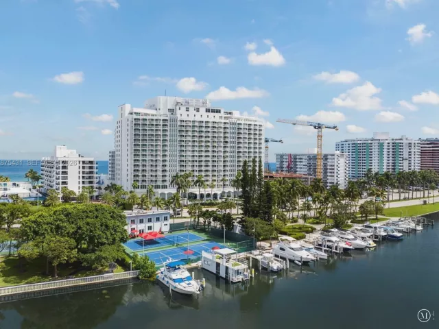 1-bedroom condo for rent in Miami Beach - 5401 Collins Ave 1231 - MondialRealty