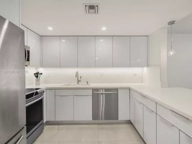 1-bedroom condo for rent in Miami Beach - 5401 Collins Ave 1231 - MondialRealty