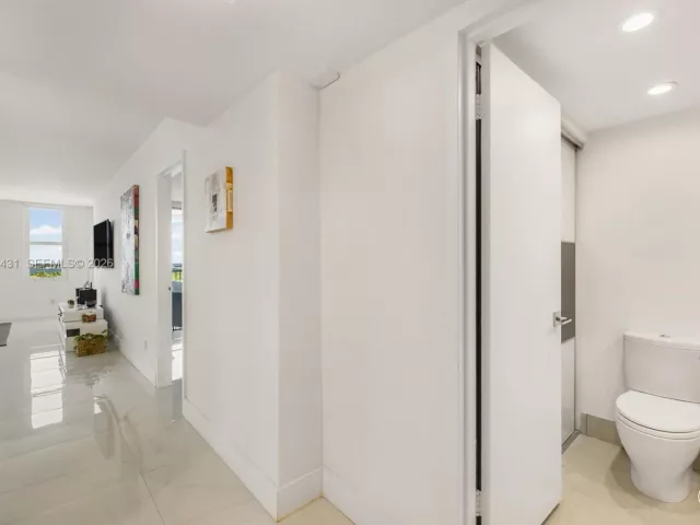 1-bedroom condo for rent in Miami Beach - 5401 Collins Ave 1231 - MondialRealty