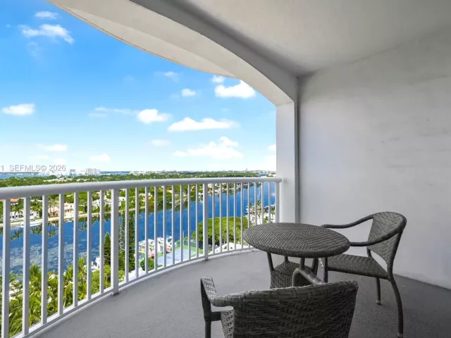1-bedroom condo for rent in Miami Beach - 5401 Collins Ave 1231 - MondialRealty