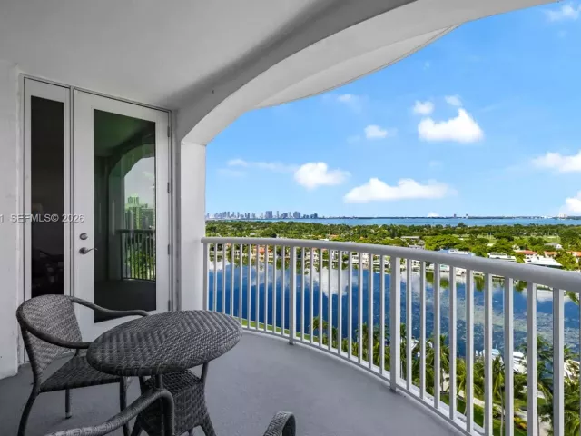 1-bedroom condo for rent in Miami Beach - 5401 Collins Ave 1231 - MondialRealty