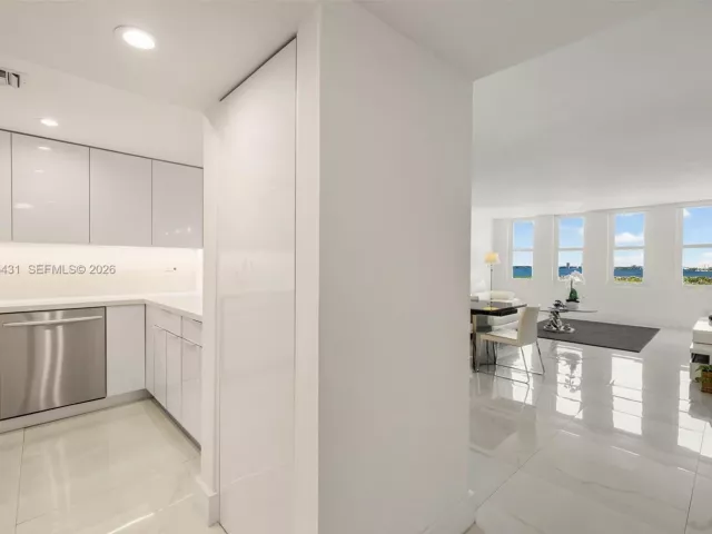 1-bedroom condo for rent in Miami Beach - 5401 Collins Ave 1231 - MondialRealty