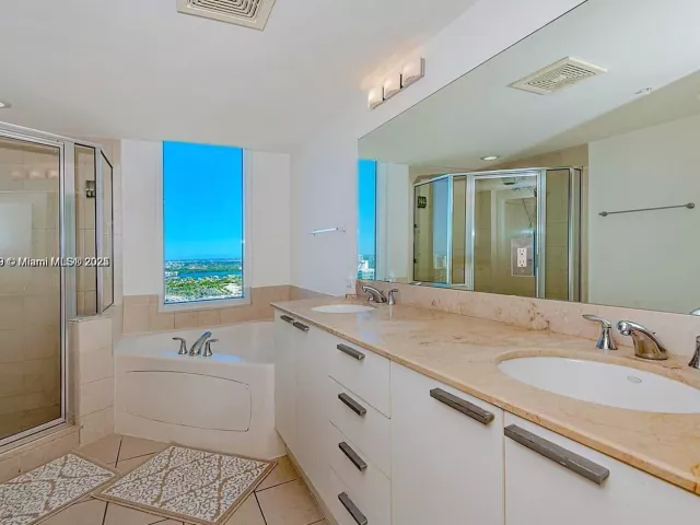 2-bedroom condo for rent in Sunny Isles Beach - 16699 Collins Ave 3808 - MondialRealty