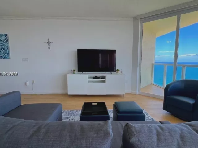 2-bedroom condo for rent in Sunny Isles Beach - 16699 Collins Ave 3808 - MondialRealty
