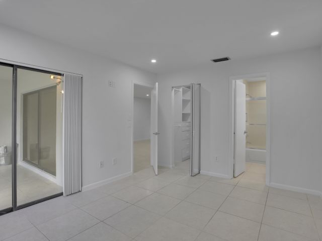 Home for rent at 315 NW 36th Avenue - photo 6565068